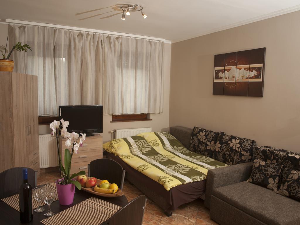Flora Apartman Gyula Ngoại thất bức ảnh